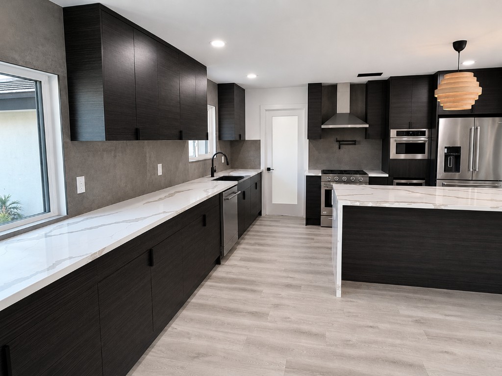 Designer kitchen — 1921 Wheaton Avenue